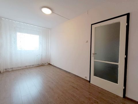 Kiadó Lakás 6000 Kecskemét Petőfi Sándor utcán PANORÁMÁS, erkélyes, 2 szobás lakás