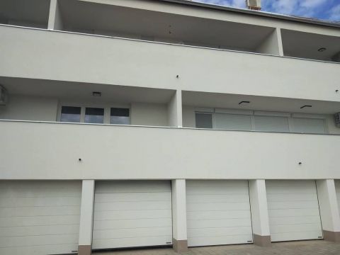 Kiadó Parkoló 7624 Pécs , === Szigeti úti újépitésű garázs===