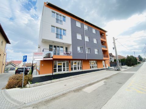 Kiadó Üzlethelyiség 2760 Nagykáta , Központban kiadó 47 nm-es üzlethelyiség!