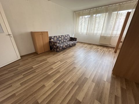 Eladó Lakás 1105 Budapest 10. kerület Újhegyi lakótelepen, panelprogramos házban, garzon lakás!
