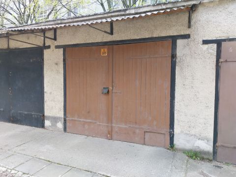 Eladó Parkoló 2800 Tatabánya , Újvárosban, a Komáromi utcában garázs eladó. 