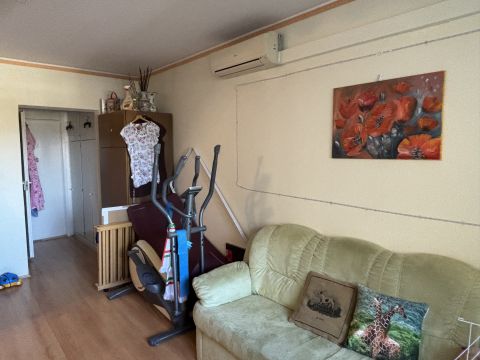 Eladó Lakás 8200 Veszprém Veszprémi panellakás eladó – kilátással a Bakonyra!