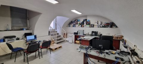 Eladó Üzlethelyiség 6000 Kecskemét Üzlethelyiség eladó a Rákóczi úton a Bíróság mellett