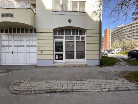 Eladó Üzlethelyiség 6000 Kecskemét Eladó Kecskeméten a Nyíl utcában egy üzlethelyiség!