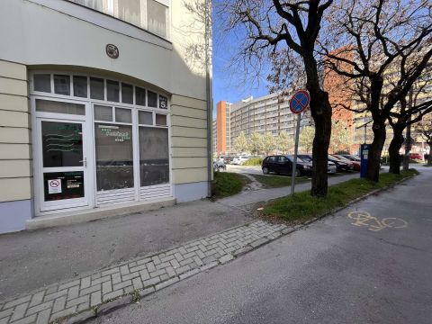 Eladó Üzlethelyiség 6000 Kecskemét , Eladó Kecskeméten a Nyíl utcában egy üzlethelyiség!
