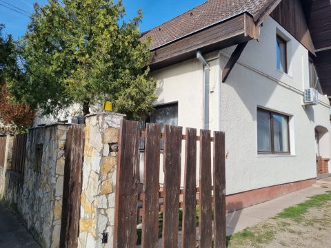 Eladó Ház 2318 Szigetszentmárton Szigetszentmártonban központi helyen