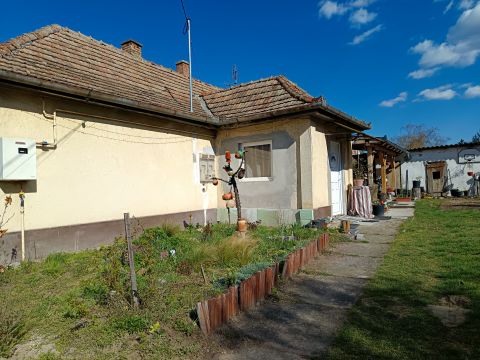 Eladó Ház 2254 Szentmártonkáta Szentmártonkátán vasútállomás közelében 2 szobás ház eladó