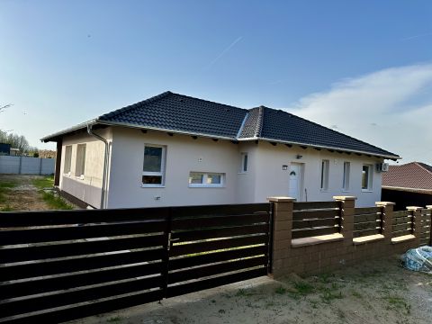 Eladó Ház 2113 Erdőkertes , Fő úthoz közel