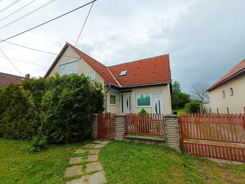 Eladó Ház 7191 Hőgyész Csendes, közkedvelt utcában