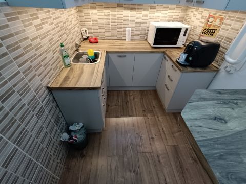 Kiadó Üzlethelyiség 6000 Kecskemét Szalagházban kiadó br. 160 nm-es üzlethelyiség, nagy vitrin