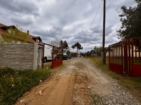 Eladó Telek 2243 Kóka , Telephely Kóka egyik fő útján