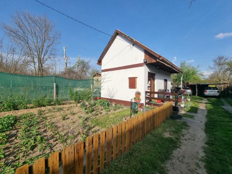 Eladó Ház 2254 Szentmártonkáta , Tölgyes csárda közelében 
