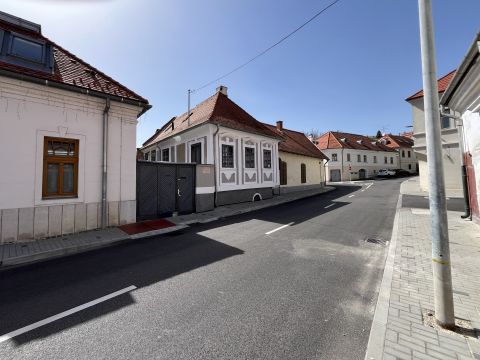 Eladó Ház 8200 Veszprém történelmi városrészben, a Séd-völgyében, várpanorámával