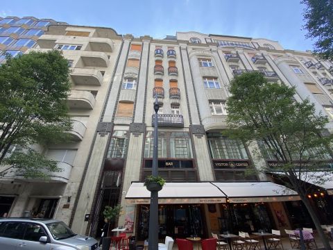 Eladó Lakás 1051 Budapest 5. kerület , Az 5. kerület kedvelt utcájában, felújított, 3.em N+ 2 háló!