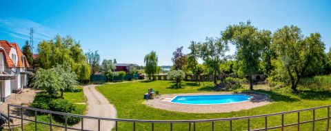 Eladó Lakás 2481 Velence , Frissen felújított, vízparttól 70 méter, terasz, autóbeállók