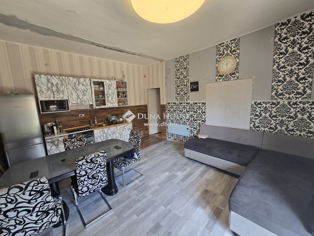 8092 Pátka , központtól, postától 300 m-re — 1/11