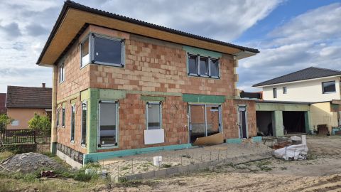 Eladó Ház 6000 Kecskemét , Petőfivárosban nappali+4 szobás, 185nm-es új építésű ikerház