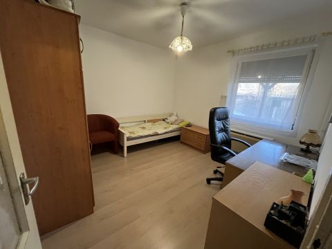 Eladó Ház 2700 Cegléd Családi ház csendes, nyugodt környéken!