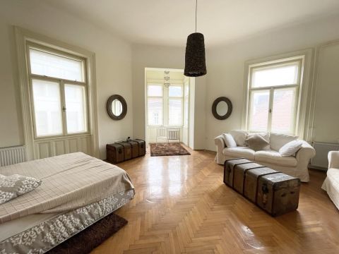 Eladó Lakás 1067 Budapest 6. kerület , Eötvös utca és az Aradi utca sarkán