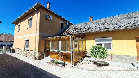 Eladó Ház 2371 Dabas , Többgenerációs családi ház Dabas központi részén!