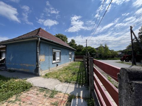 Eladó Ház 8181 Berhida , a központhoz közel, felújítandó ház, saroktelken