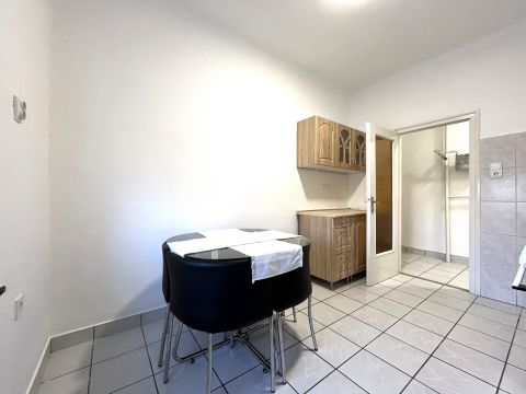 Kiadó Lakás 6000 Kecskemét , Kecskeméten 40 m2-es, bútorozott lakás kiadó