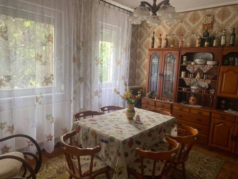 Eladó Ház 4150 Püspökladány , Központi, mégis csendes, zöld övezetben csalűdi ház eladó