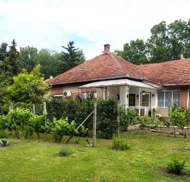 Eladó Ház 5600 Békéscsaba , Élővíz csatorna partján, Árpád soron.