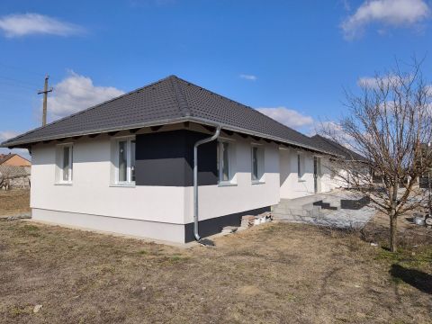 Eladó Ház 2376 Hernád Újépítésű ikerházfél, Hernád csendes részén!