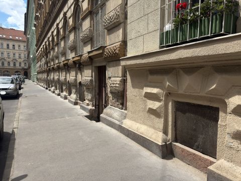 Eladó Tároló/Raktár 1074 Budapest 7. kerület , Munkás utcában rendezett házban utcai bejárattal