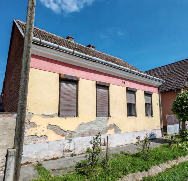 Eladó Ház 8840 Csurgó , Csurgó városának mellékutcájában felújítandó kertes ház!