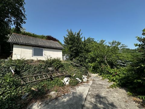 Eladó Ház 7090 Tamási 983 m2- es zárkert telek, gazdasági épülettel, napelemmel.