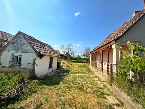 Eladó Ház 8156 Kisláng Kisláng frekventált részén