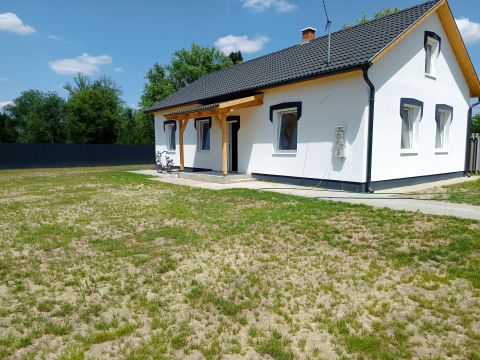 Eladó Ház 2740 Abony , Abony Szelei út közelében modern tégla építésű ház eladó.