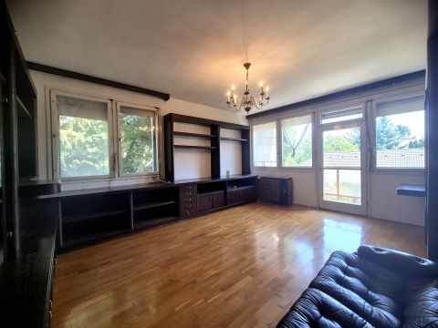 Eladó Lakás 1025 Budapest 2. kerület ,  Felújítandó,2 szobás,erkélyes lakás a Zöldlomb utcában!