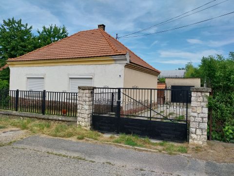 Eladó Ház 9082 Nyúl , Azonnal birtokba vehető családi ház Győrhöz közel, Nyúlon