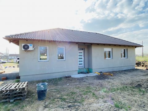 Eladó Ház 2217 Gomba , Önálló családi ház, 4 szoba + nappalis, 832 nm-es telekkel!