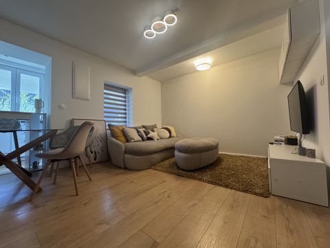Eladó Lakás 2092 Budakeszi , Budakeszin Központjában - Felújított Földszinti Lakás