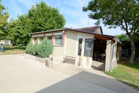 Kiadó Ház 6044 Kecskemét Úrihegyben nappali+2 szobás családi ház, háziállat jöhet