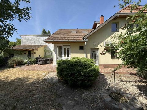 Eladó Ház 1193 Budapest 19. kerület , KISPEST CSENDES UTCÁJÁBAN, 2 SZINTES CSALÁDI HÁZ