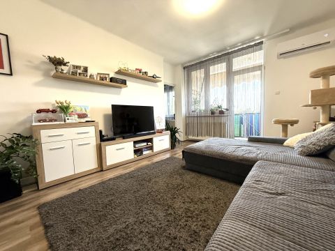 Eladó Lakás 6000 Kecskemét , Kecskeméten Villanegyedben felújított, erkélyes lakás 