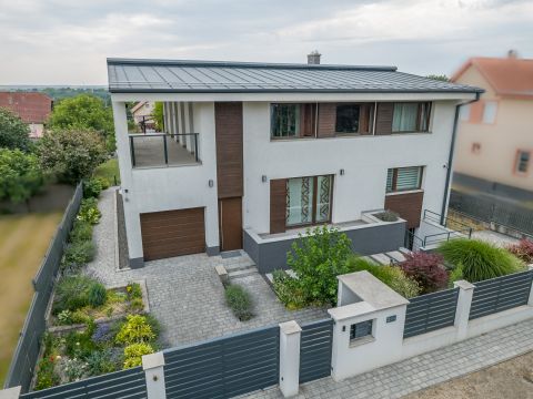 Eladó Ház 2051 Biatorbágy , központi mégis csendes részén