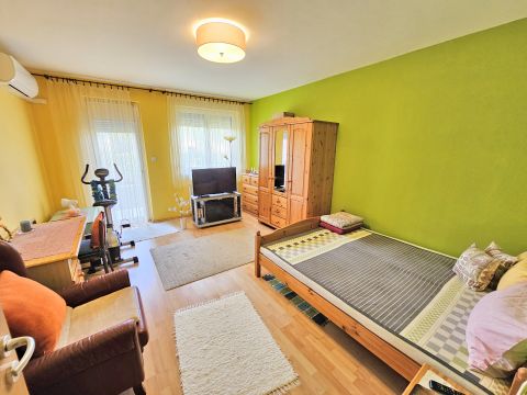 Eladó Lakás 1183 Budapest 18. kerület , 2 szoba, cirkó, saját kert, klímák, terasz, napfény, csend