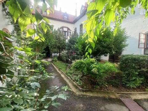 Kiadó Lakás 7623 Pécs Pécs belváros szívében, a Jókai téren iroda vagy lakás kiadó