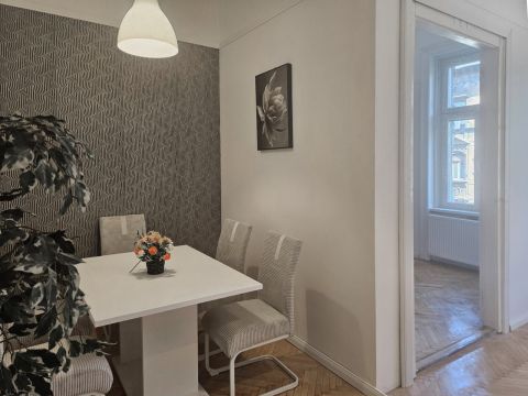Eladó Lakás 1071 Budapest 7. kerület NAPFÉNYES 2+2 FÉLSZOBÁS  BŐRÖNDÖS LAKÁS 5 PERCRE A LIGETŐL