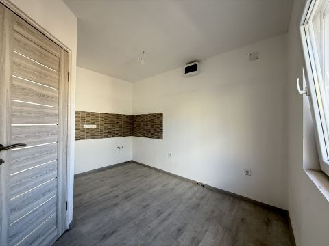 Eladó Lakás 1201 Budapest 20. kerület Felújított, kertkapcsolatos V-ös lakás