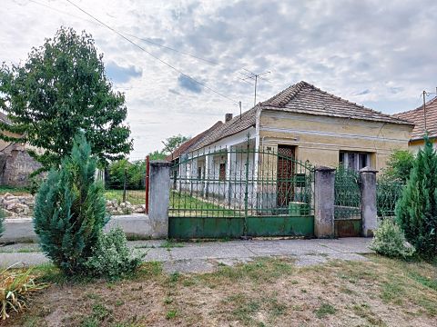 Eladó Ház 2856 Szákszend , Hangulatos verandás családi ház nagy telken