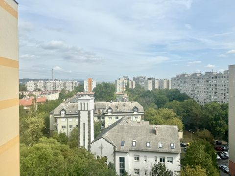 Eladó Lakás 1035 Budapest 3. kerület , Vörösvári úton panelprogramos napelemes épületben