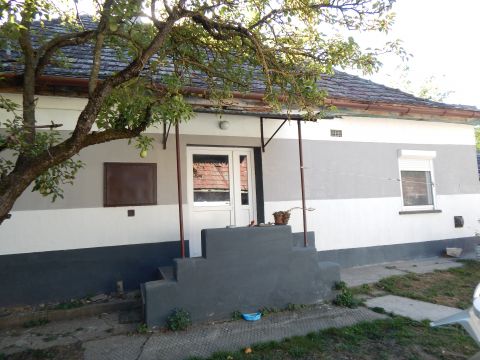 Eladó Ház 8135 Dég , Csendes környezetben, három szobás családi ház Dégen eladó