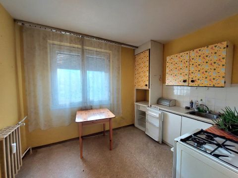 Kiadó Lakás 8000 Székesfehérvár , Palotavárosban 1 szobás, erkélyes, 2.emeleti, költözhető